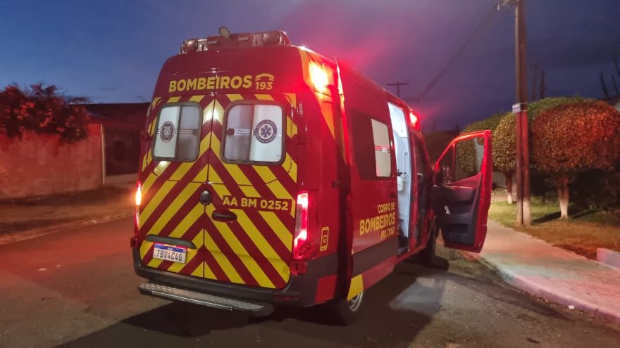 Mulher sofre ferimentos no rosto após acidente entre moto e Corsa no Jardim Aclimação, em Cascavel