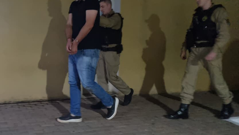 Homem invade casa da ex-companheira com carro, destrói residência e é preso pela PM em Cascavel