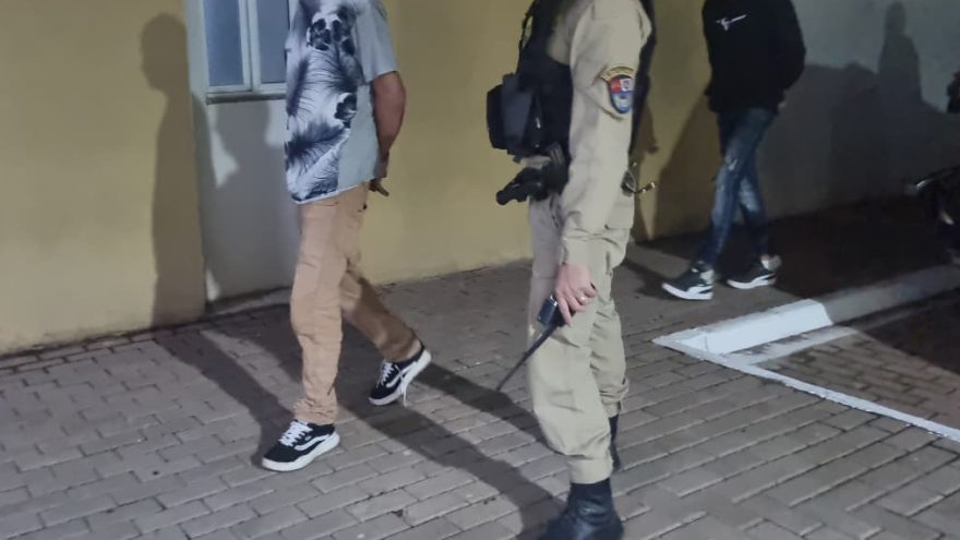 Adolescente é apreendido e dois homens são detidos com drogas durante abordagem da PM