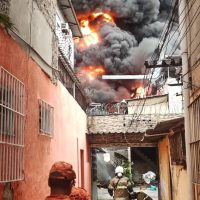 Imagem referente a Incêndio de grandes proporções atinge galpão no Rio