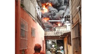 Incêndio de grandes proporções atinge galpão no Rio
