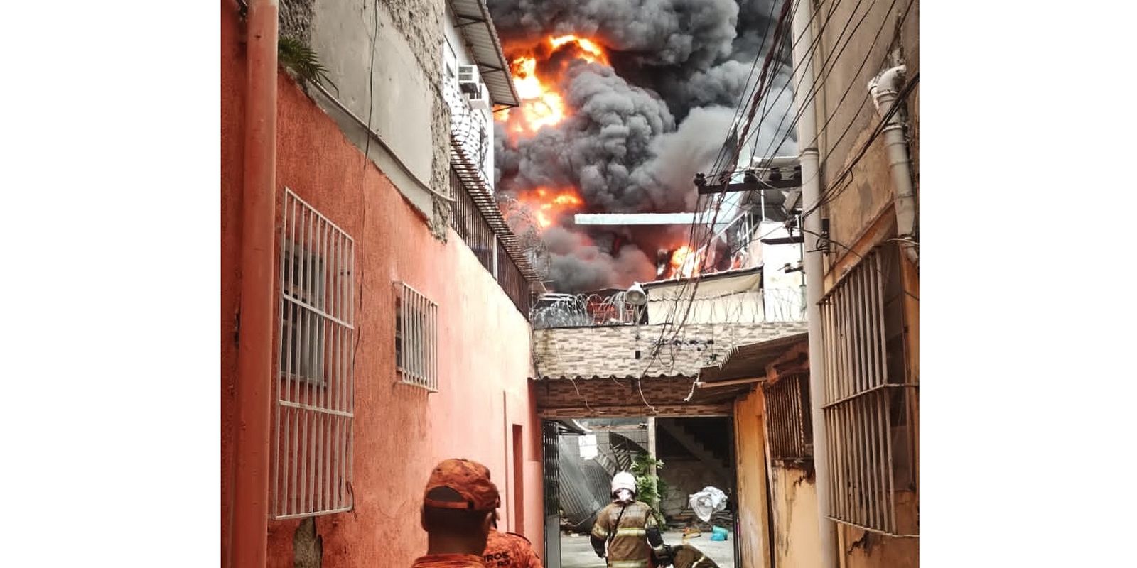 Incêndio de grandes proporções atinge galpão no Rio Imagem referente a Incêndio de grandes proporções atinge galpão no Rio