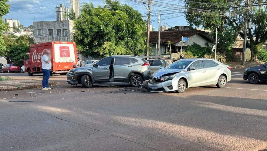 Tracker e Corolla se envolvem em acidente no Parque São Paulo, em Cascavel