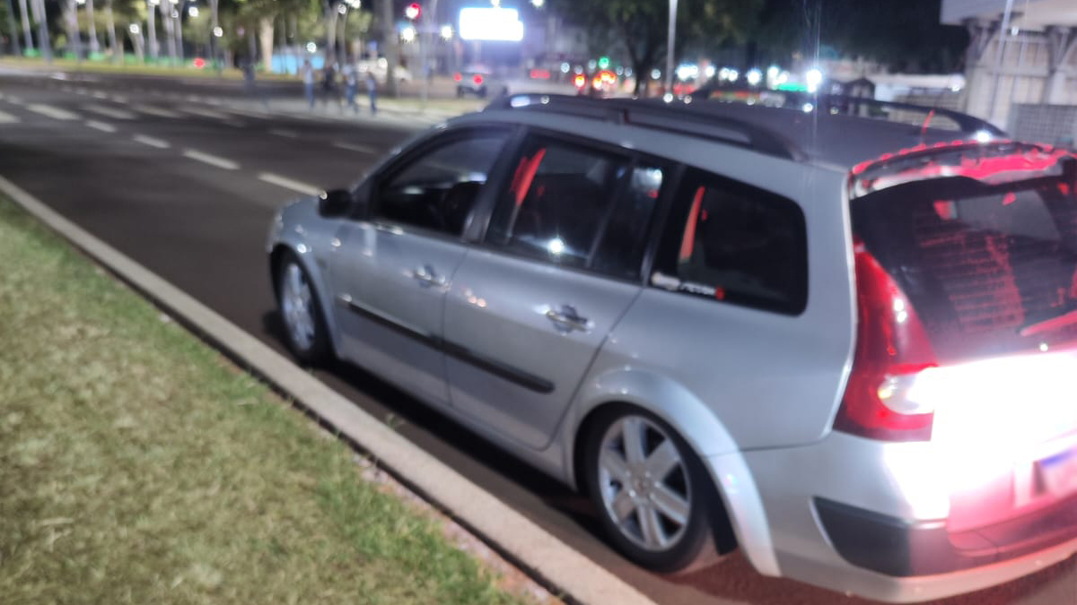 Fiscalização de trânsito flagra irregularidades em veículos na Avenida Brasil, em Cascavel
