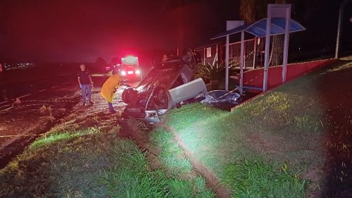 Motorista morre após carro atingir capivara, sair da pista e capotar na rodovia Motorista morre após carro atingir capivara, sair da pista e capotar na rodovia