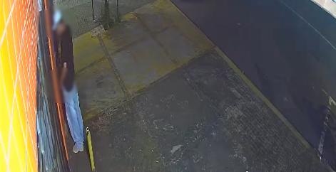 Homem é flagrado urinando em frente à residência na Rua Jacarezinho Homem é flagrado urinando em frente à residência na Rua Jacarezinho