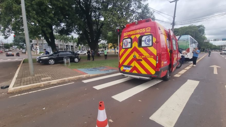 Forte colisão entre Fluence e ônibus deixa mulher e criança feridas