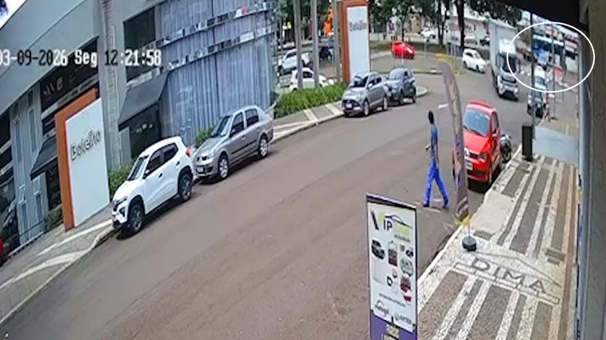 Câmera flagra conversão irregular que resultou em acidente na Avenida Brasil, em Cascavel