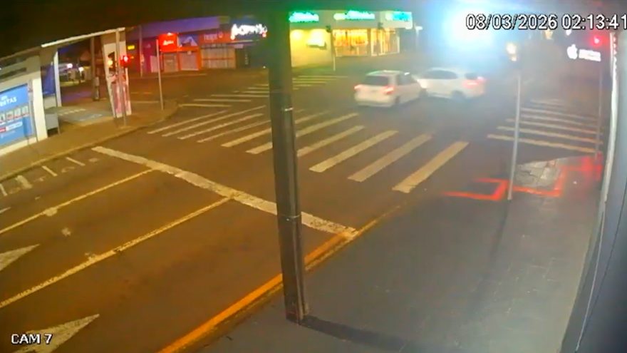 Câmera registra forte acidente em cruzamento com semáforo no Centro de Cascavel