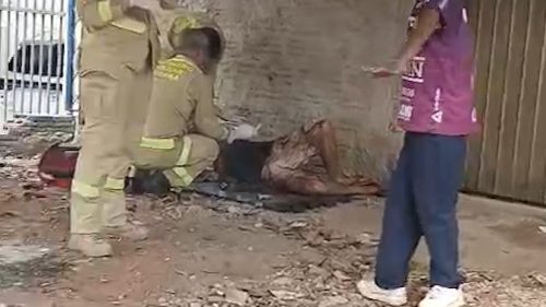 Homem é esfaqueado e mulher é detida pela Polícia Militar Homem é esfaqueado e mulher é detida pela Polícia Militar