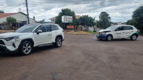 Acidente entre carro da Secretaria de Saúde e SUV é registrado em cruzamento de Cascavel Acidente entre carro da Secretaria de Saúde e SUV é registrado em cruzamento de Cascavel