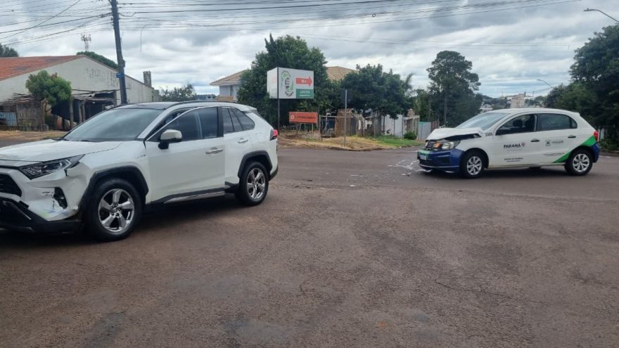 Acidente entre carro da Secretaria de Saúde e SUV é registrado em cruzamento de Cascavel