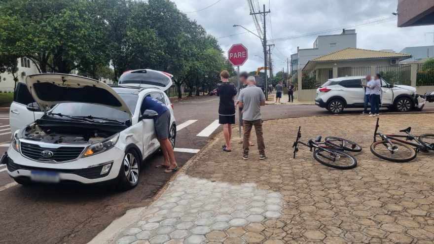 Acidente entre Sportage e Kicks é registrado no bairro Parque São Paulo, em Cascavel