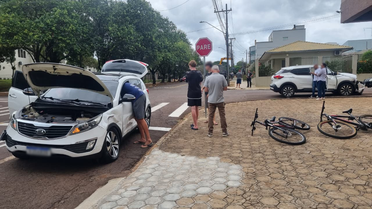 Acidente entre Sportage e Kicks é registrado no bairro Parque São Paulo, em Cascavel