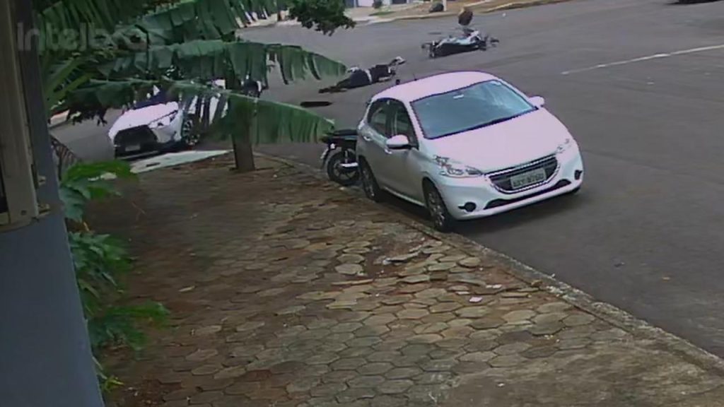 Vídeo mostra Corolla Cross furando a preferencial em acidente que vitimou Simone Calai