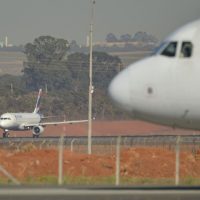 Imagem referente a Após ameaça de bomba, voo da Latam de Brasília a São Paulo é adiado