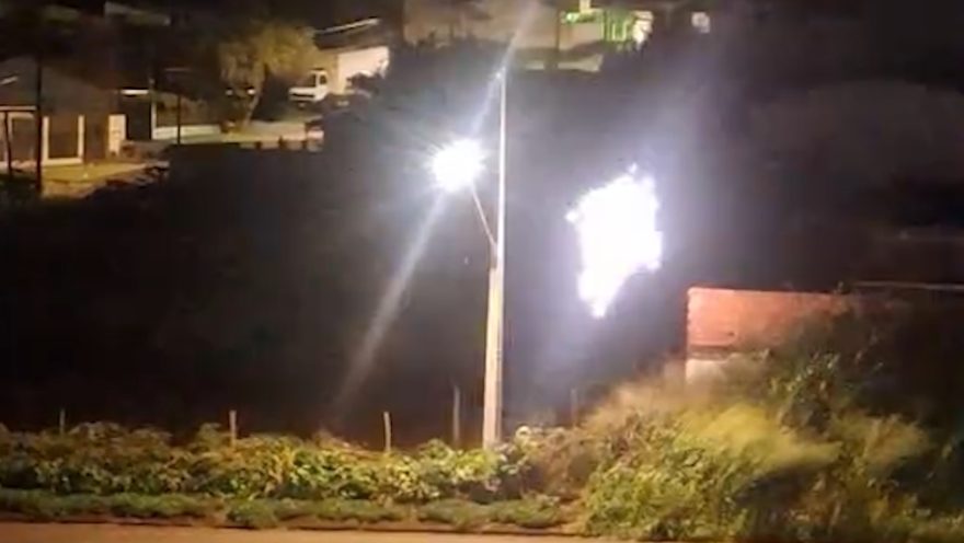Curto-circuito em poste gera explosões e assusta moradores no Pioneiros Catarinenses