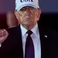 Imagem referente a Dólar cai para R$ 5,16 após Trump indicar possível fim da guerra