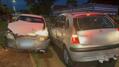 Colisão entre carros e caminhão estacionado deixa idosa ferida no bairro Cascavel Velho Colisão entre carros e caminhão estacionado deixa idosa ferida no bairro Cascavel Velho