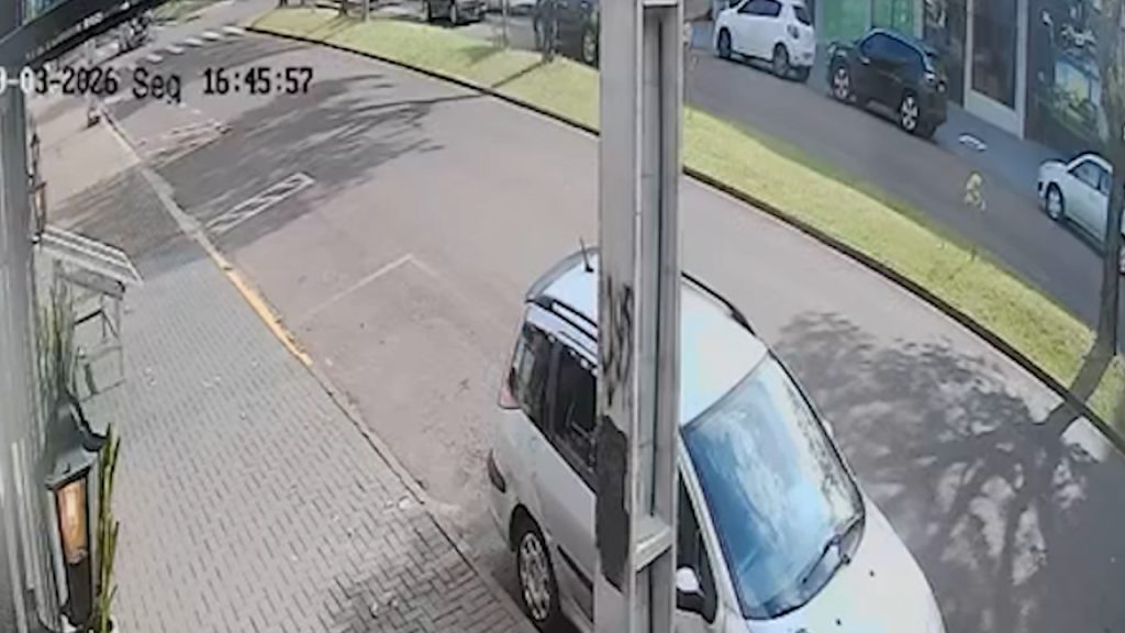Câmera de segurança registra acidente entre carro e motocicleta no cruzamento da Rua Presidente Kennedy com Avenida Toledo