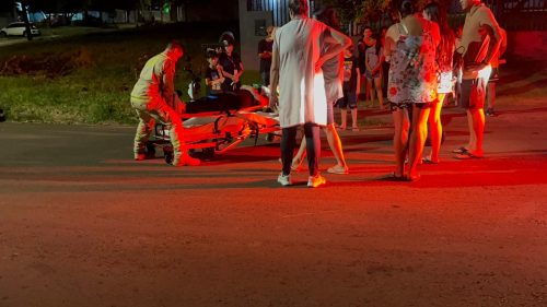 Mulher cai de moto no Bairro Universitário após atropelar cachorro Mulher cai de moto no Bairro Universitário após atropelar cachorro