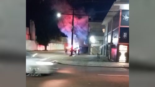 Internauta registra incêndio em contêiner de obra no Bairro Alto Alegre Internauta registra incêndio em contêiner de obra no Bairro Alto Alegre