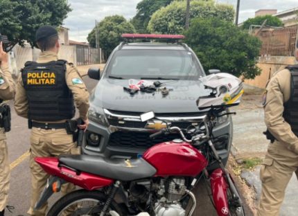 Adolescentes são apreendidos com revólver, simulacro, drogas e moto sem placas Adolescentes são apreendidos com revólver, simulacro, drogas e moto sem placas
