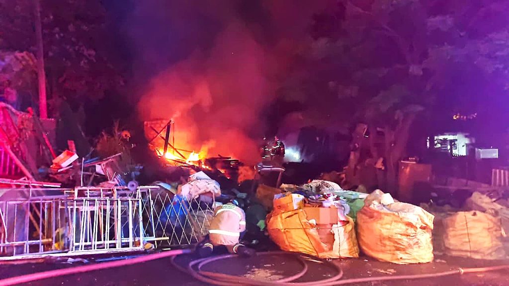 Incêndio atinge casa com materiais recicláveis e mobiliza equipes no Brasmadeira