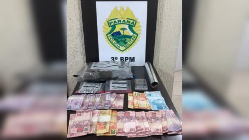 Adolescente é apreendido e dois adultos presos por tráfico em Pato Branco Adolescente é apreendido e dois adultos presos por tráfico em Pato Branco