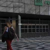 Imagem referente a Petrobras diz que pode reduzir impacto da alta do petróleo no Brasil