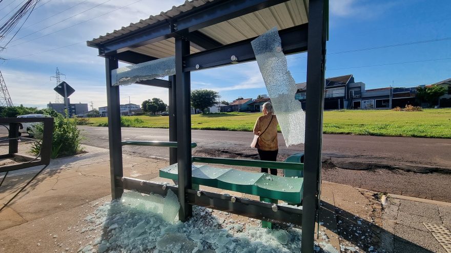 Ponto de ônibus fica com vidraças destruídas após acidente com coletivo