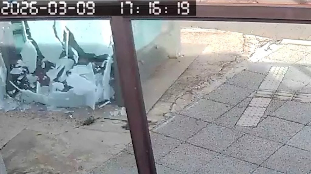 Câmera registra momento em que vidraças de ponto de ônibus estouram