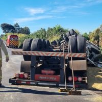 Caminhão carregado com soja capota na BR-163 e motorista é atacado por abelhas Imagem referente a Caminhão carregado com soja capota na BR-163 e motorista é atacado por abelhas