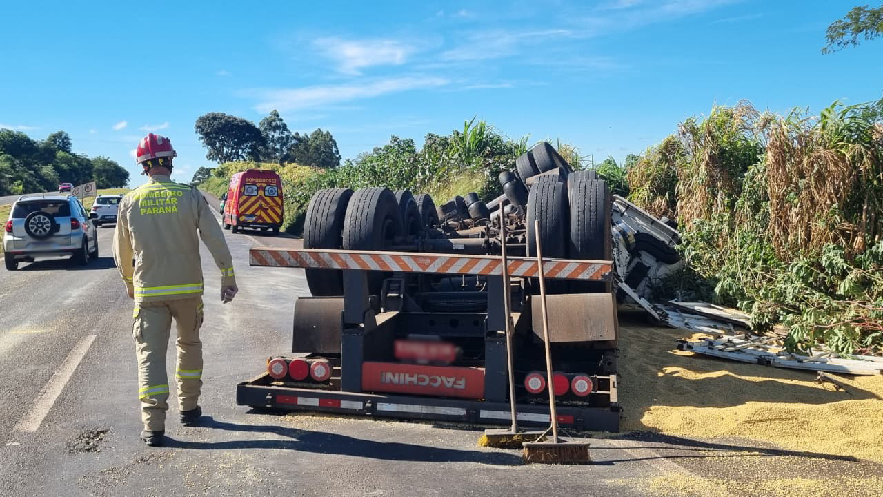 Caminhão carregado com soja capota na BR-163 e motorista é atacado por abelhas Caminhão carregado com soja capota na BR-163 e motorista é atacado por abelhas