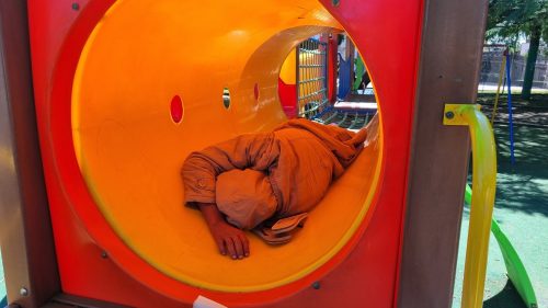 Quando o parquinho vira hotel de mendigo: a manhã estranha na Praça do Canário Quando o parquinho vira hotel de mendigo: a manhã estranha na Praça do Canário