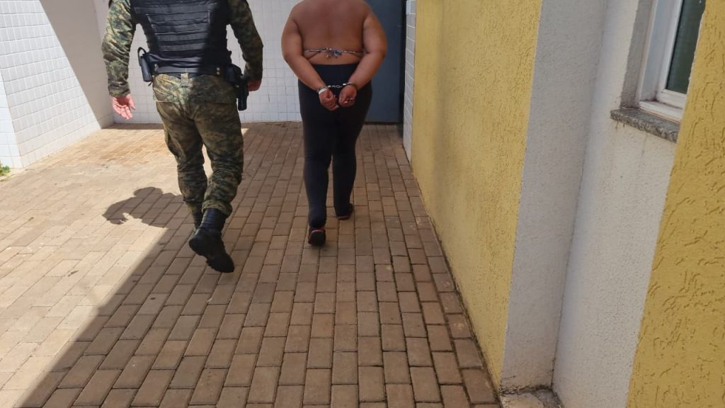 Mulher é detida após ameaçar trabalhador no Terminal Leste