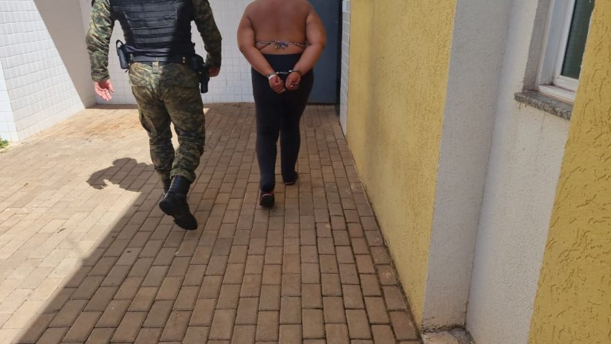Mulher é detida após ameaçar trabalhador no Terminal Leste