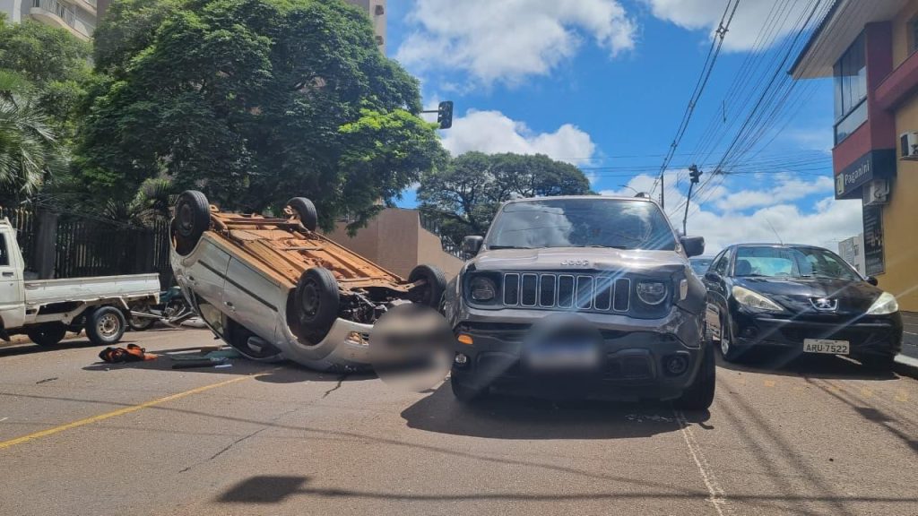 Fiesta capota após colisão com Jeep Renegade na Rua Pio XII