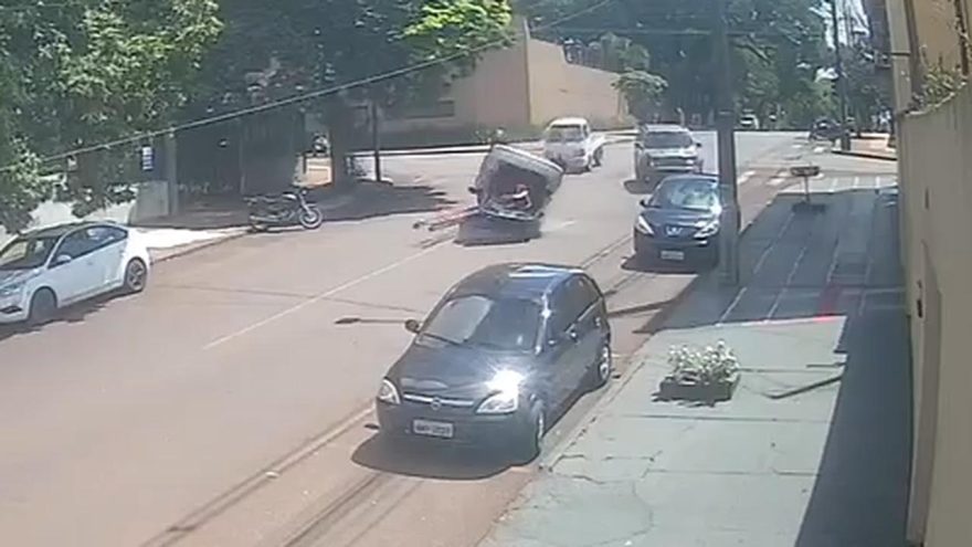 Câmera flagra colisão seguida de capotamento na Rua Pio XII