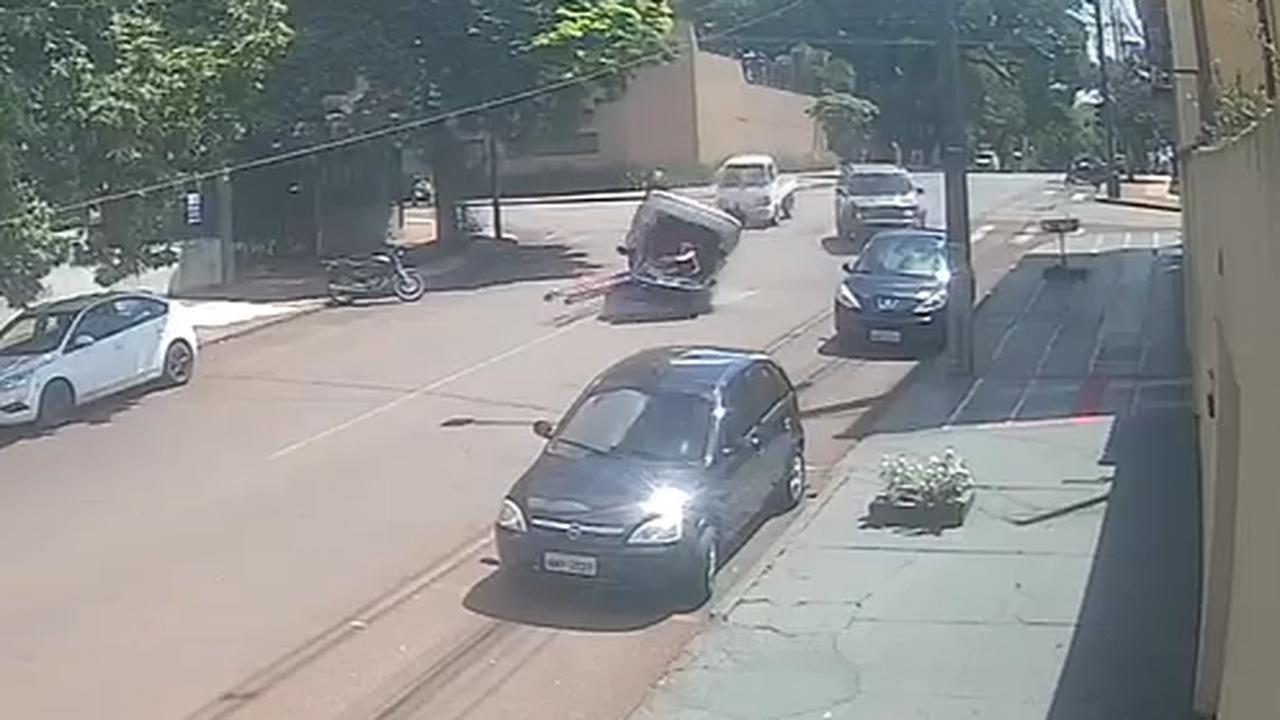 Câmera flagra colisão seguida de capotamento na Rua Pio XII Câmera flagra colisão seguida de capotamento na Rua Pio XII