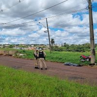 Motociclista morto após bater contra poste é identificado como Matheus de Brito Oliveira Imagem referente a Motociclista morto após bater contra poste é identificado como Matheus de Brito Oliveira