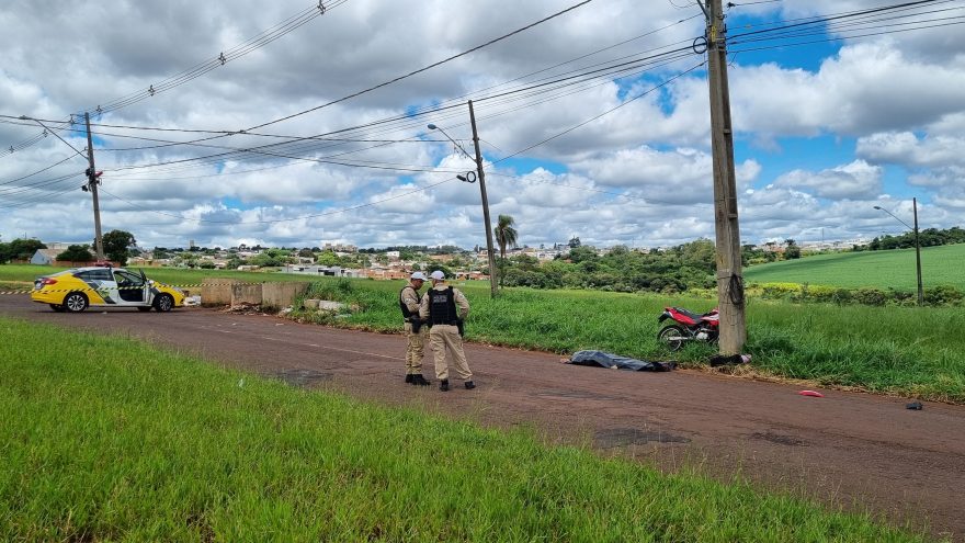 Motociclista morto após bater contra poste é identificado como Matheus de Brito Oliveira
