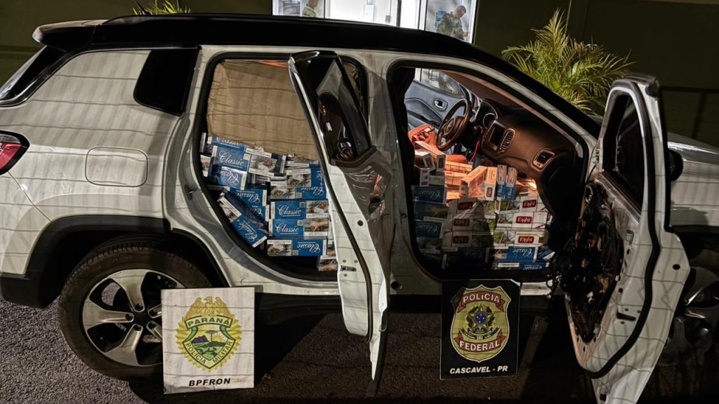 Carro roubado carregado com 2 mil pacotes de cigarros contrabandeados é apreendido em Cascavel