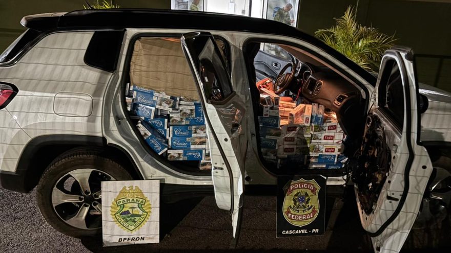 Carro roubado carregado com 2 mil pacotes de cigarros contrabandeados é apreendido em Cascavel