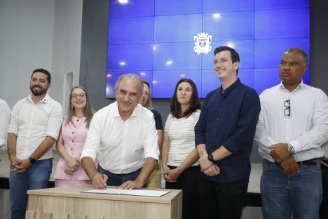 Prefeito assina ordem de serviço para reforma e ampliação da Escola Florêncio Carlos de Araújo Neto Prefeito assina ordem de serviço para reforma e ampliação da Escola Florêncio Carlos de Araújo Neto