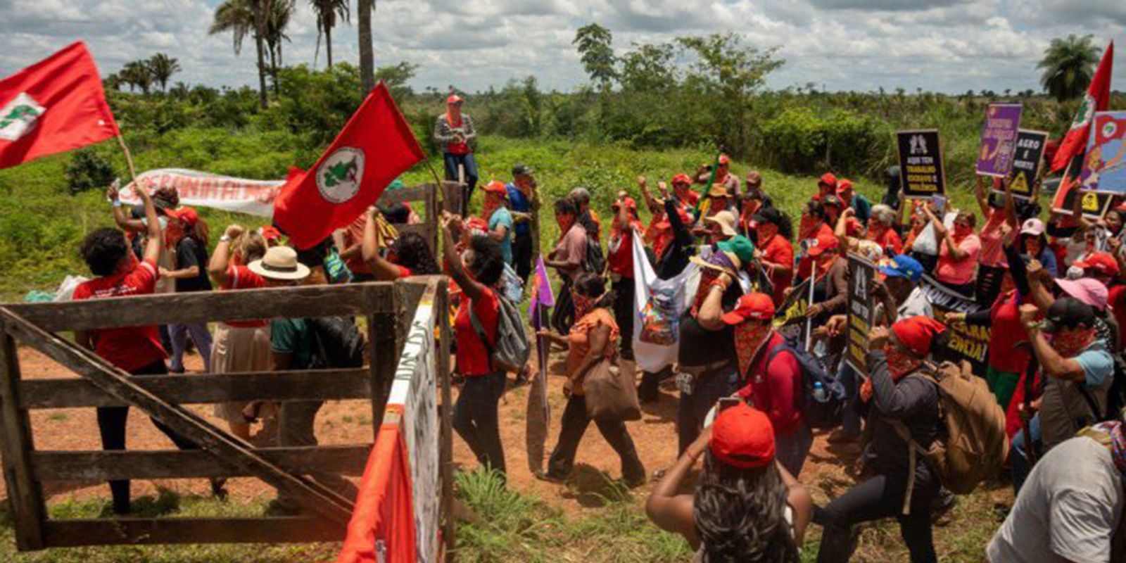 Contra violência e por reforma agrária, mulheres do MST ocupam terras Contra violência e por reforma agrária, mulheres do MST ocupam terras