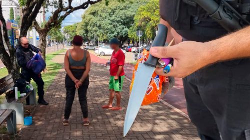 Mulher é flagrada usando crack e abordada pela Guarda Municipal no Centro de Cascavel Mulher é flagrada usando crack e abordada pela Guarda Municipal no Centro de Cascavel