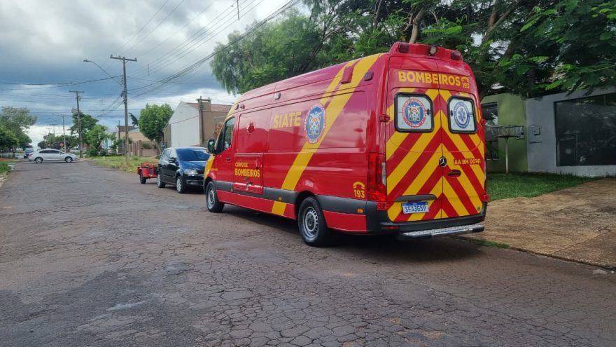 Morador cai do telhado e fica ferido ao bater fortemente no chão no Cascavel Velho