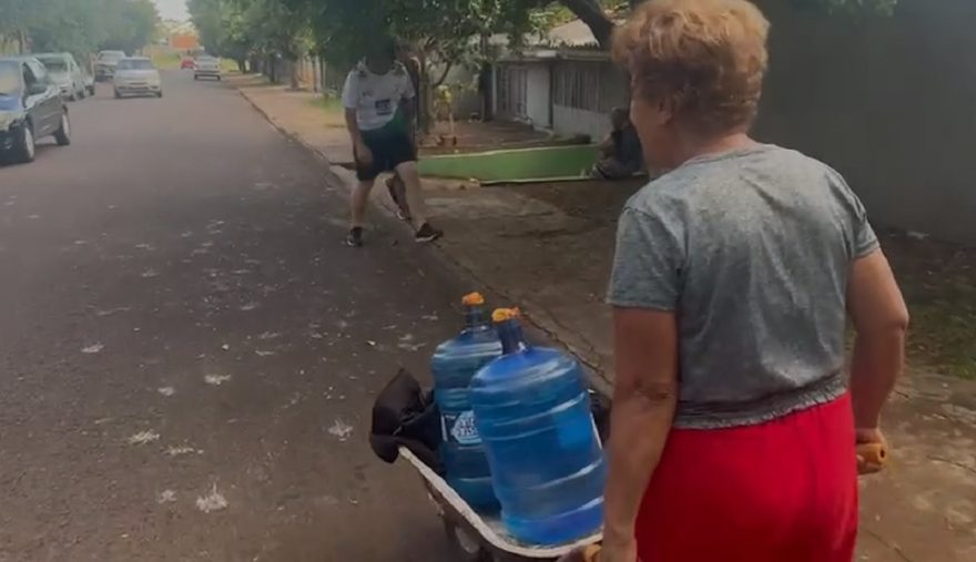 “Se não buscar, não tem janta”: moradores enchem galões e garrafas para enfrentar corte no abastecimento de água