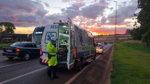 Colisão entre carro e motocicleta é registrada na BR-277 e motorista foge do local Colisão entre carro e motocicleta é registrada na BR-277 e motorista foge do local